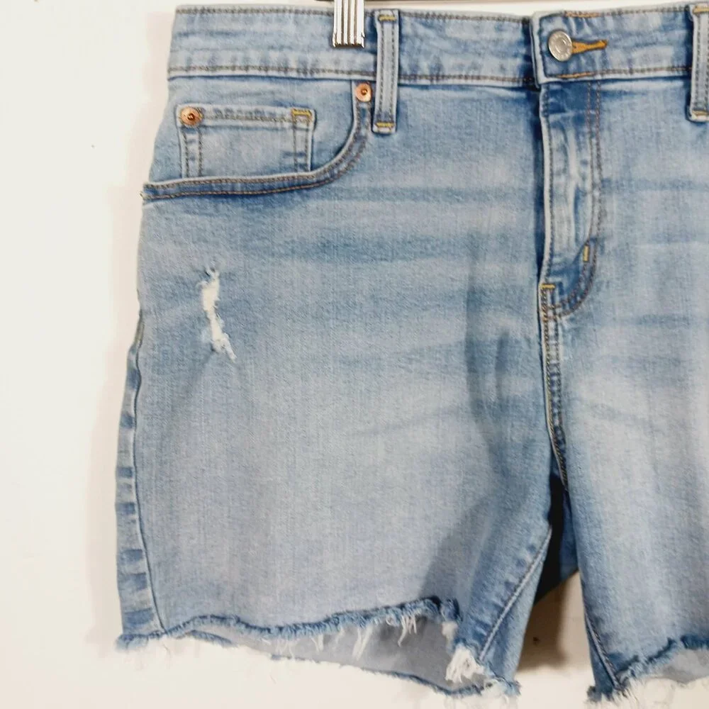 Levi's Signature Mid Rise Denim Jean Shorts, Lt. Wash, Distressed  Size 12 - W31 - Picture 4 of 15